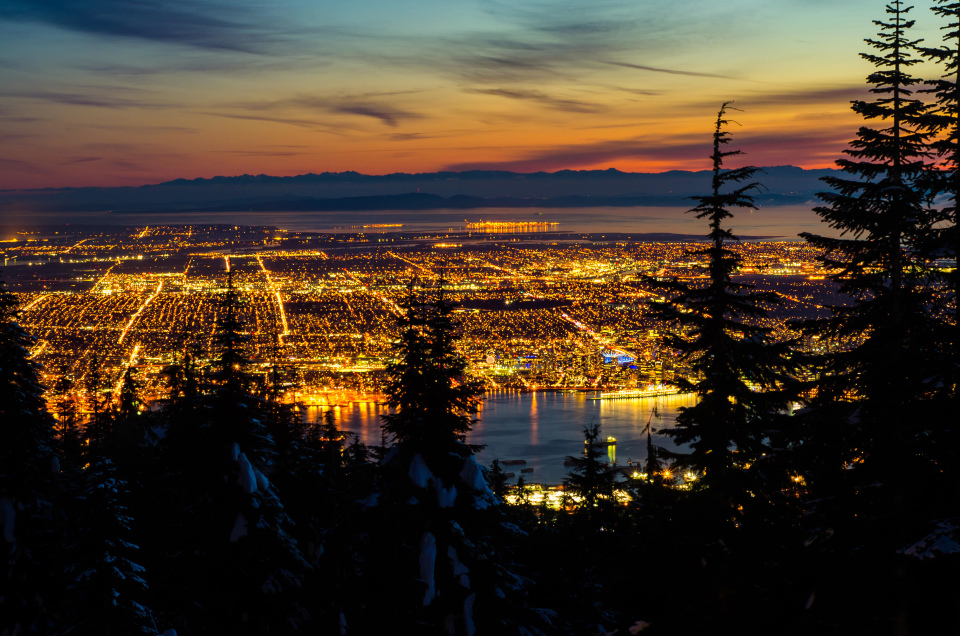 Панорама ночного Ванкувера с Grouse Mountain