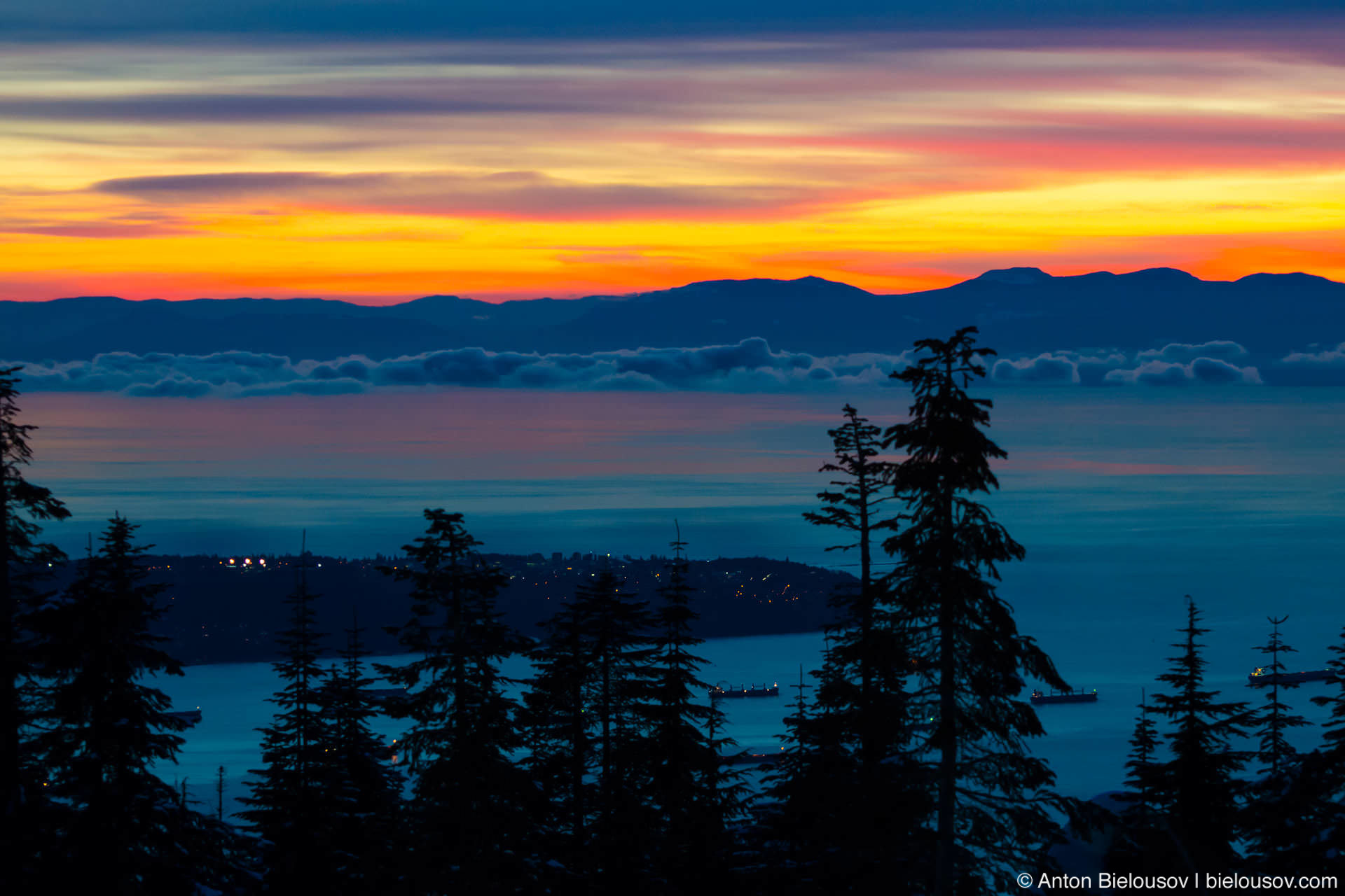 Путешествия: Зимний хайкинг с закатами и снегоступами на Grouse Mountain