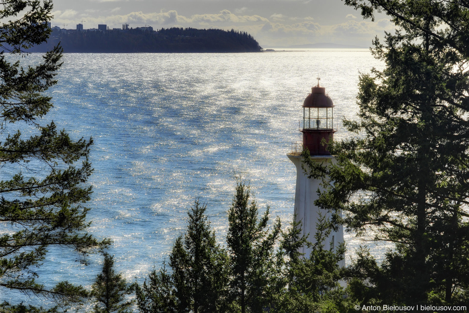 Маяк в парке Lighthouse Park в западном Ванкувере