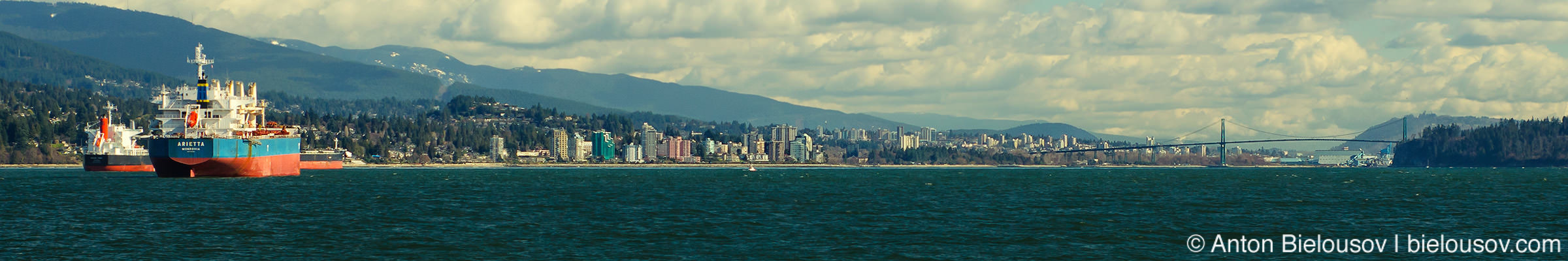 Панорама Северного Ванкувера и моста Львиные ворота (Lions Gate Bridge) с утеса в Lighthouse Park