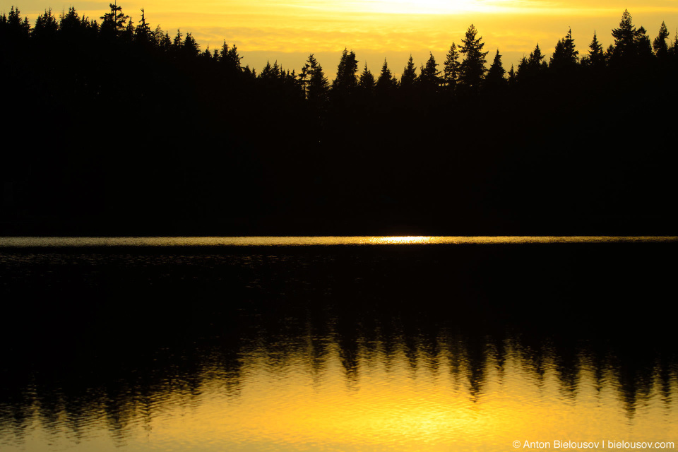 ОТражение заката в воде озера Сасамат (Sasamat Lake, Port Moody, BC)