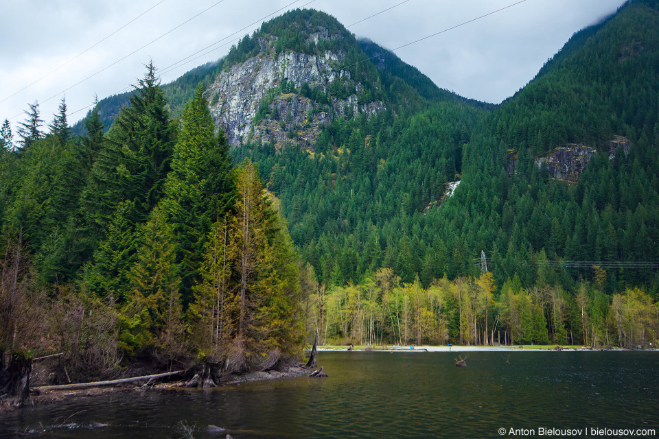 Вид на озеро Buntzen Lake и водопад на горе Eagle Mountain