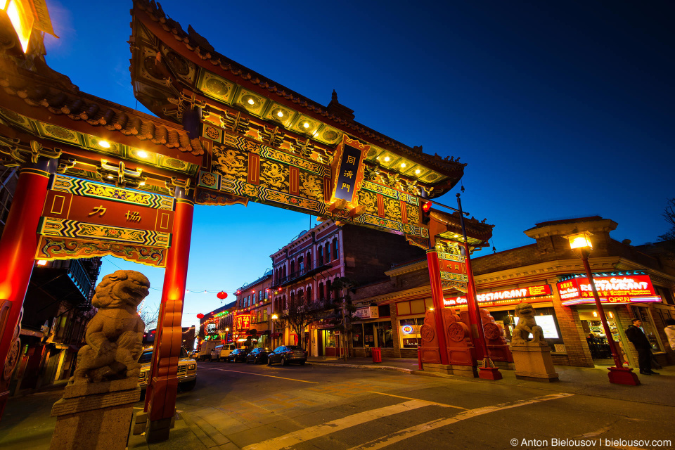 Воротами Гармоничной Выгоды (Gate of Harmonious Interest in Victoria Chinatown) — подарком города побратима Сучжоу в 1981 году.