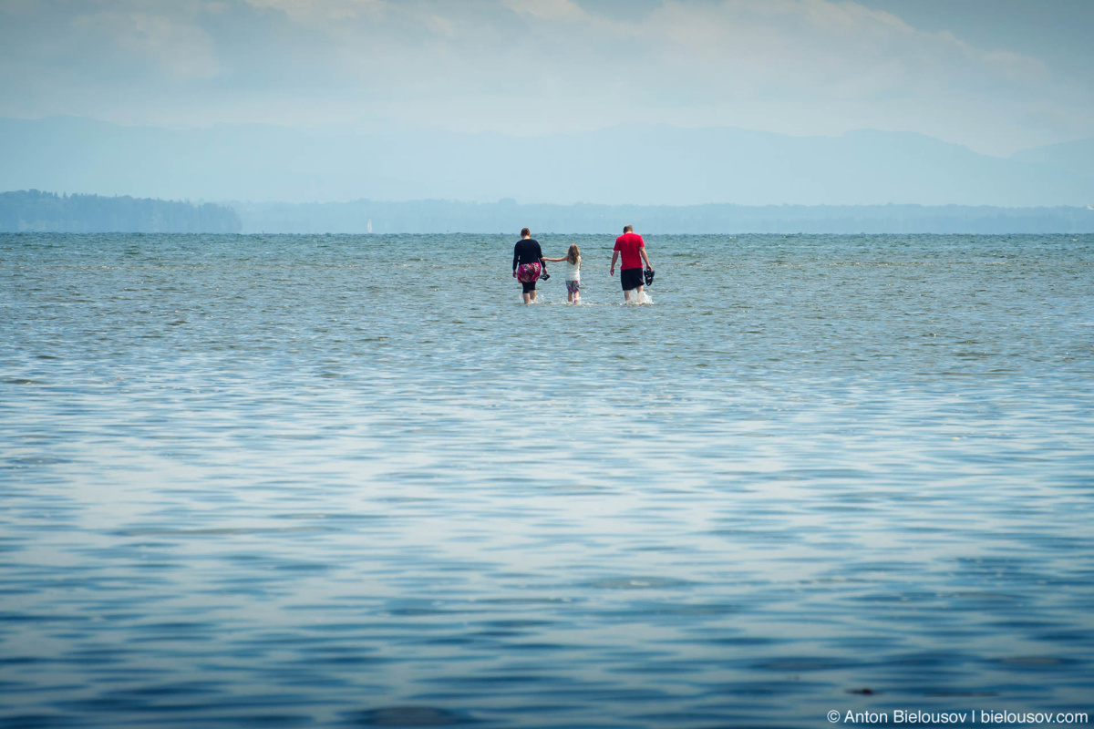 Люди уходят в море по мелководью (Tsawwassen, Vancouver)