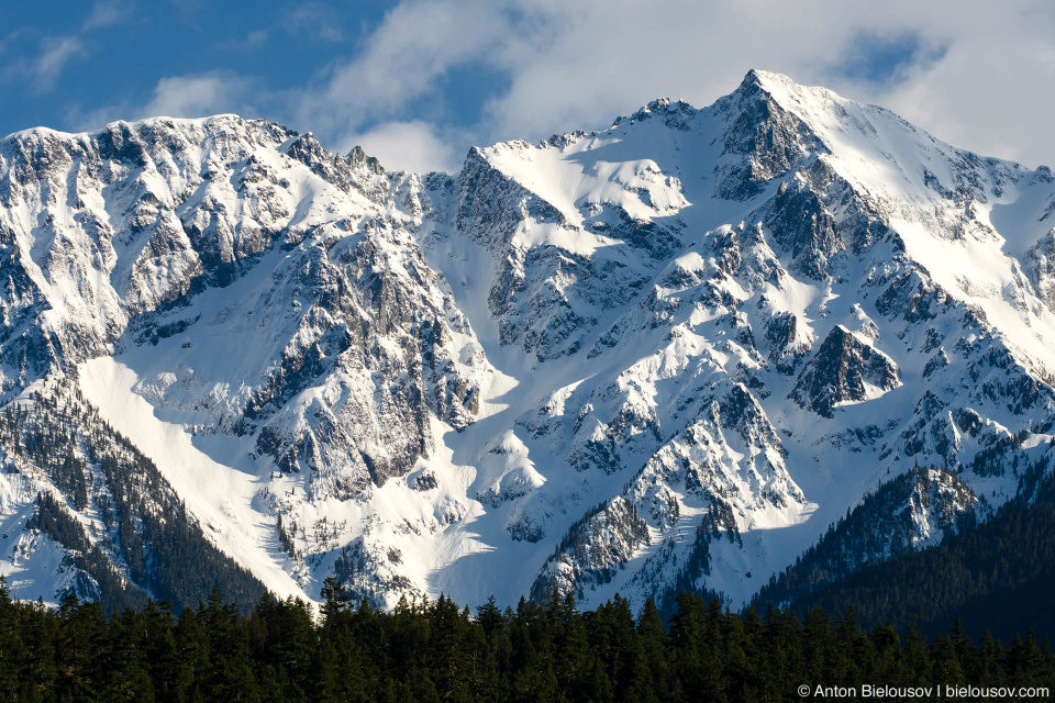  Вид на гору Карри (Mount Currie, 2,591 м) в Пембертоне (Pemberton, BC)