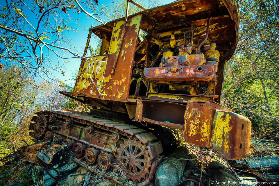 Остатки тяжелой техники на берегу озера Green Lake (Parkhurst Ghost Town, Whistler, BC)