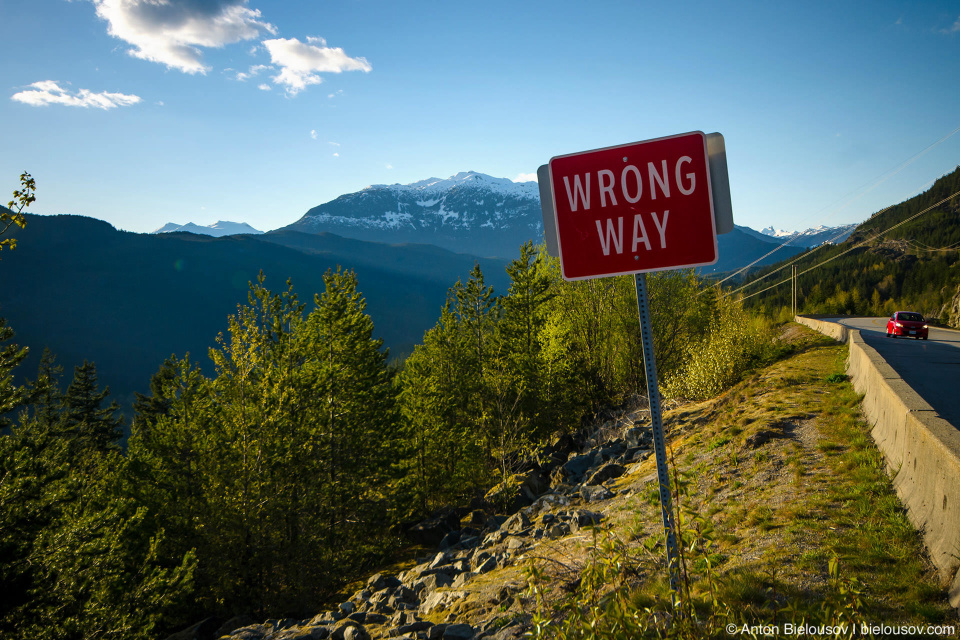 Вид со смотровой площадки со знаком Wrong Way на шоссе Sea to Sky (BC, Canada)