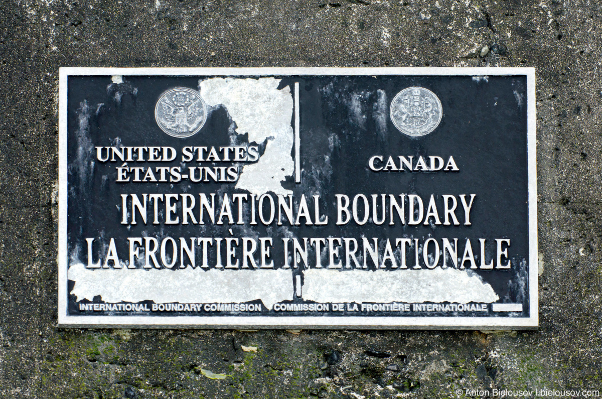 Табличка на месте международной границы США и Канады на пляже (USA / Canada International Boundary, Tsawwassn, Vancouver)