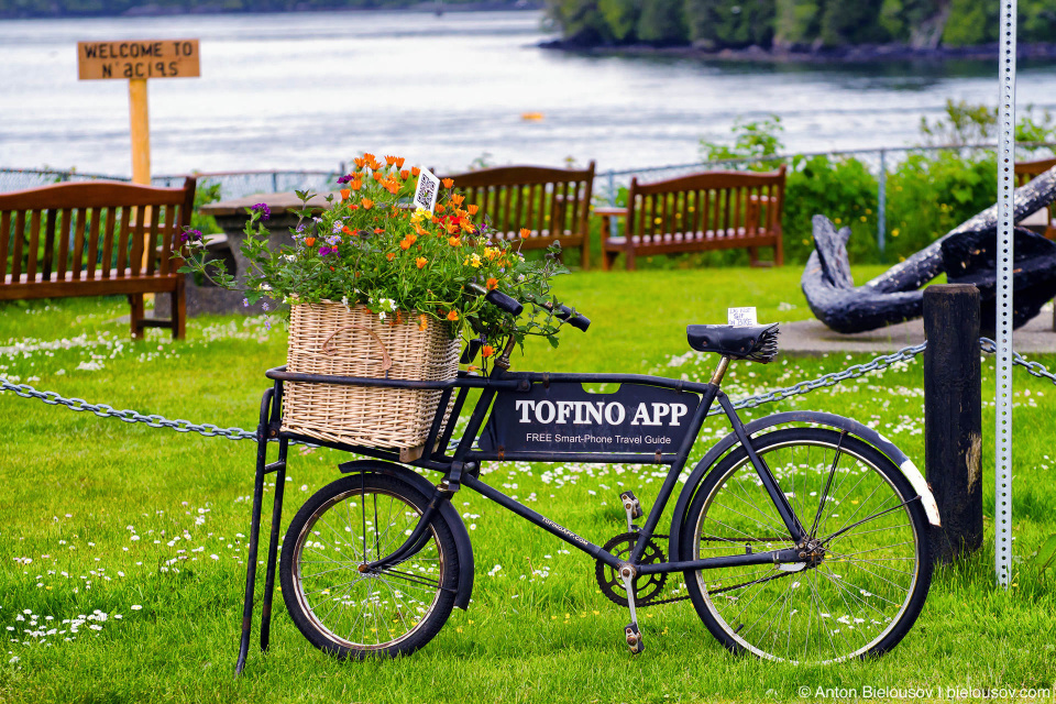 Реклама приложения городского путеводителя Tofino, BC: технолгоии меняются, а рекламные носители — нет.