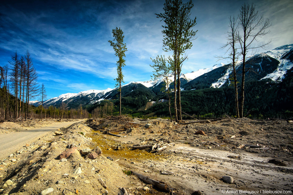 Завал на месте оползня горы Mountain Meager 2010 года в долине Lillooet River в районе городка Pemberton, BC