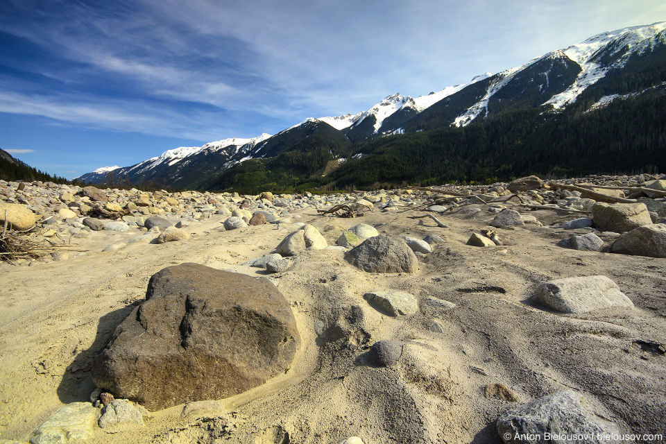 Завал на месте оползня горы Mountain Meager 2010 года в долине Lillooet River в районе городка Pemberton, BC