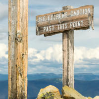 Знак на первом пике горы Frosty Mountain: «Use extreme caution past this point (будьте предельно осторожны начиная с этого места)» Знак на первом пике горы Frosty Mountain: «Use extreme caution past this point (будьте предельно осторожны начиная с этого места)»