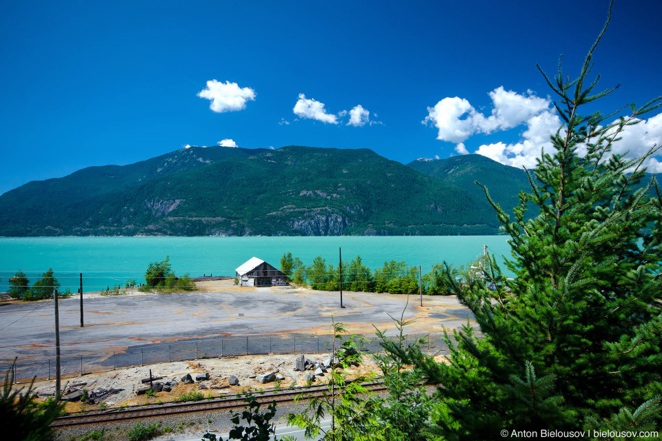 Большая часть берега Britannia Beach закрыта — говорят, ее выкпила китайская компания под застроку, в будущем они видят здесь 40-тыс. послеок. Очень вероятно, ведь даже сегодня жилье здесь стоит от $400k до $1M за дом или $380k—$605k за участок.