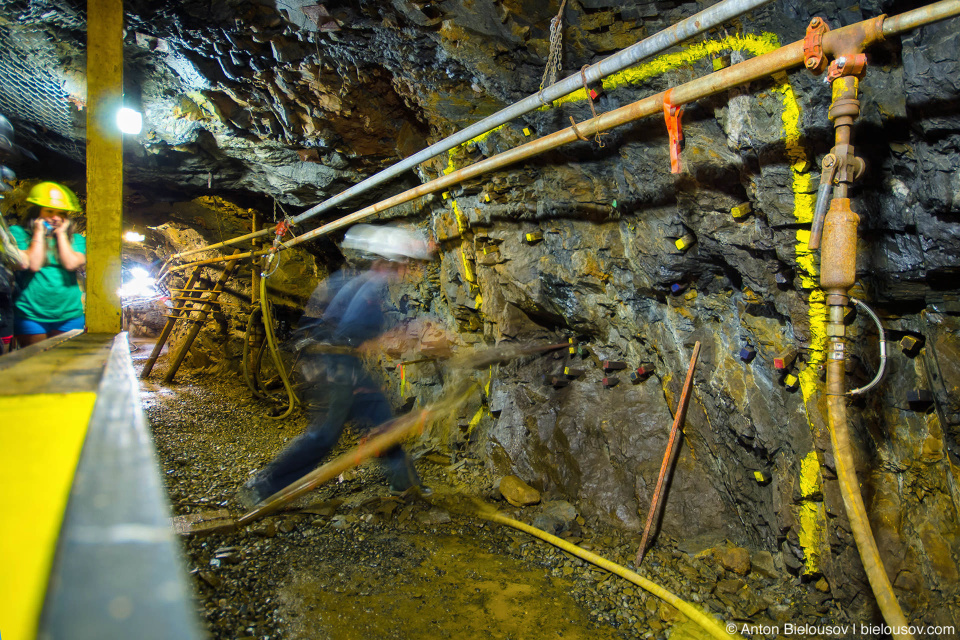 Демонстрация работы отбойного молтка в шахте (Britannia Mine Museum)