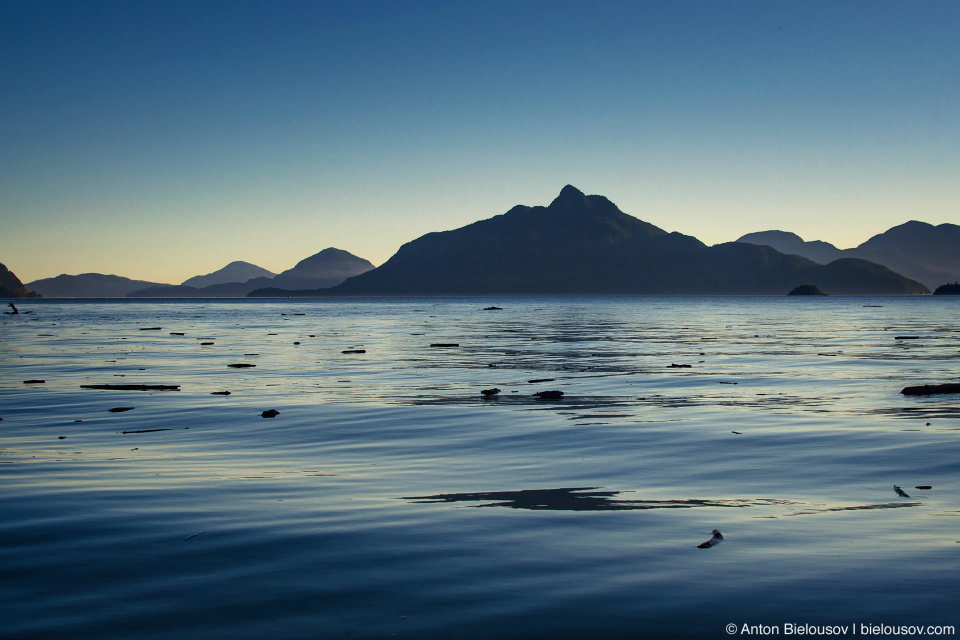 Вода в заливе Howe Sound в окрестностях Britannia Beach