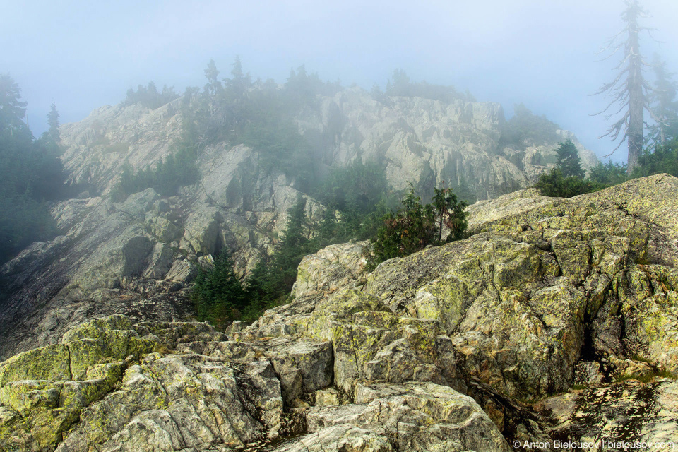 Пик горы Сеймур (Seymour Mountain) с соседнего, Третьего пика (Third Peak) в облаках