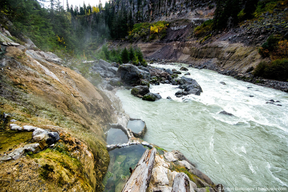 Самое шикароне место Keyhole Falls Hot Springs — это три ванны на скале у реки.