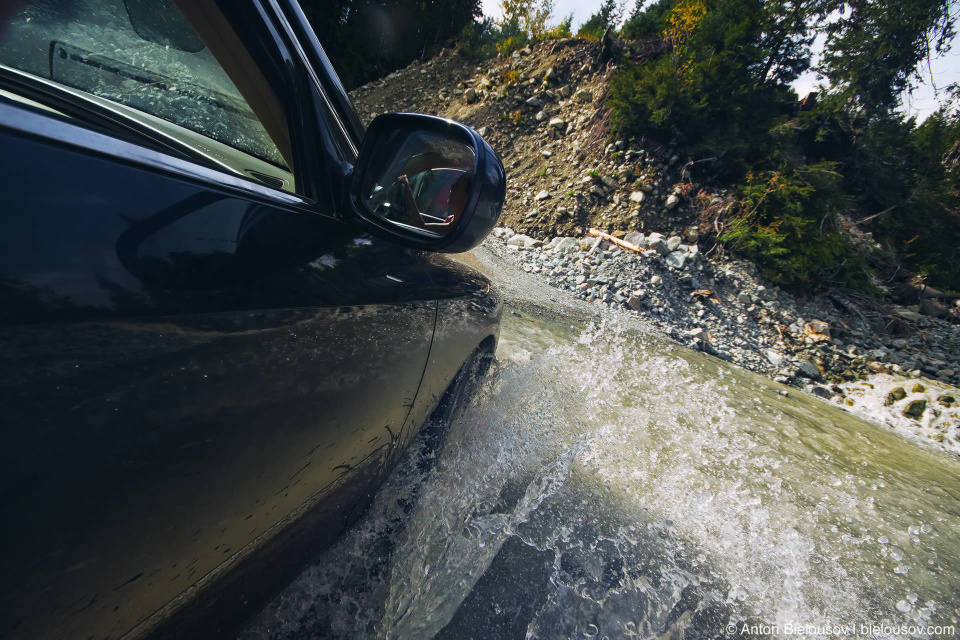 Горный ручей через дорогу — Lillooet Forestry Service Road на Keyhole Falls Hot Springs