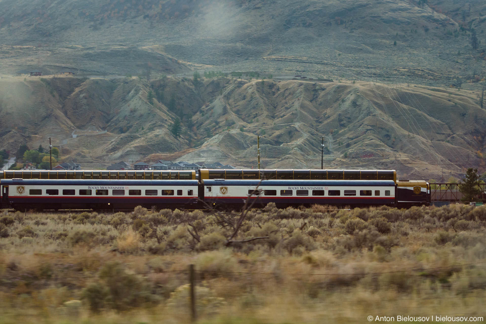 Экспресс Rocky Mountaineer в прериях Камлупса Экспресс Rocky Mountaineer в прериях Камлупса (Kamloops, BC)