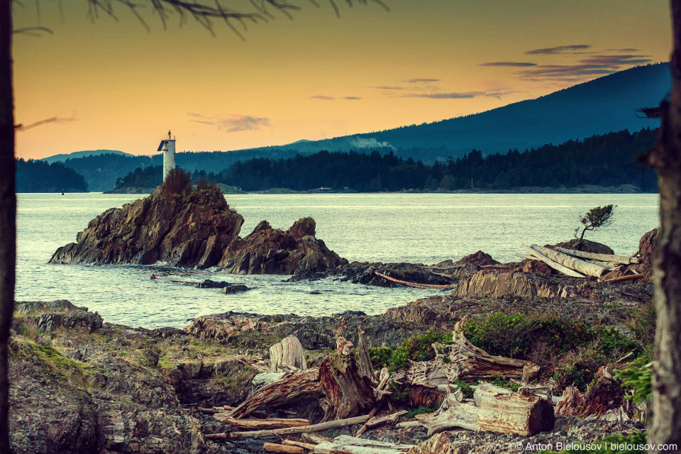 Закат у маяка на западном берегу острова Bowen Island