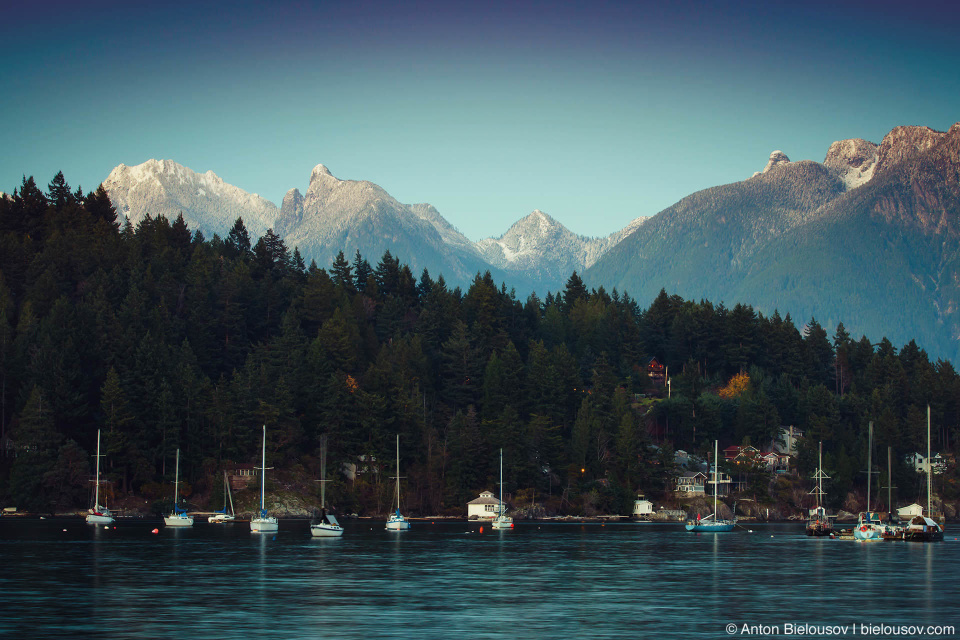 Вид на Каскандые горы в сумерках с набережной острова Bowen Island