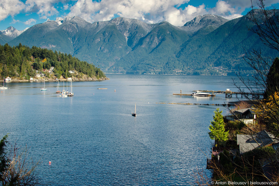 Вид на каскандые горы с набережной острова Bowen Island