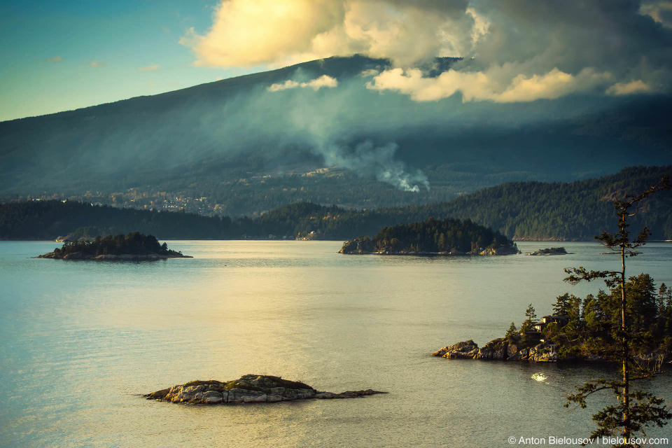 Вид на пролив Хау (Howe Sound) с дороги на острове Bowen Island