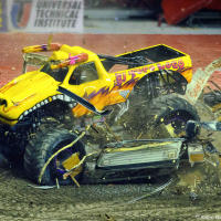 В отличие от Торонто не пожалели и отдали на заклание El Toro Loco дом на колесах. В отличие от Торонто не пожалели и отдали на заклание El Toro Loco дом на колесах.