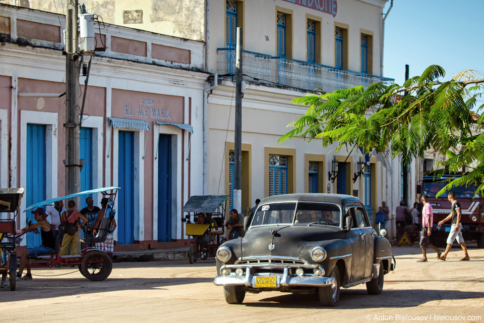 Vintage car, Plaza Marti, Remedios, CUBA