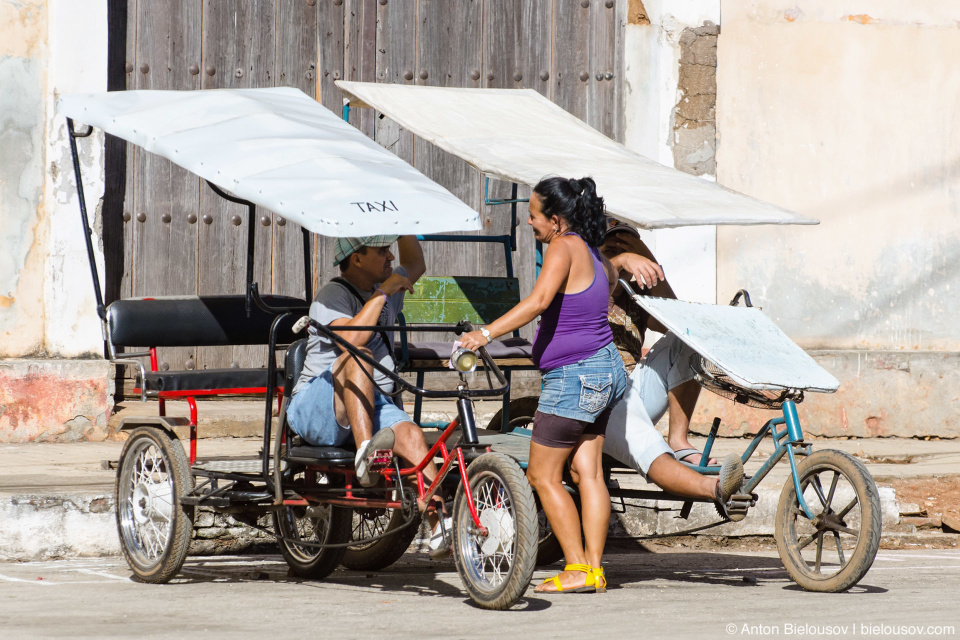 Remedios, Cuba: Городское такси — это тоже не роскошь а велосипед.