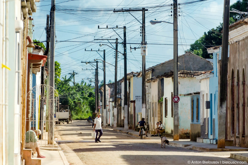 Remedios, Villa Clara, Cuba: Как и все жители Карибских островов, ремедийцы работе предпочитают… просто посидеть.