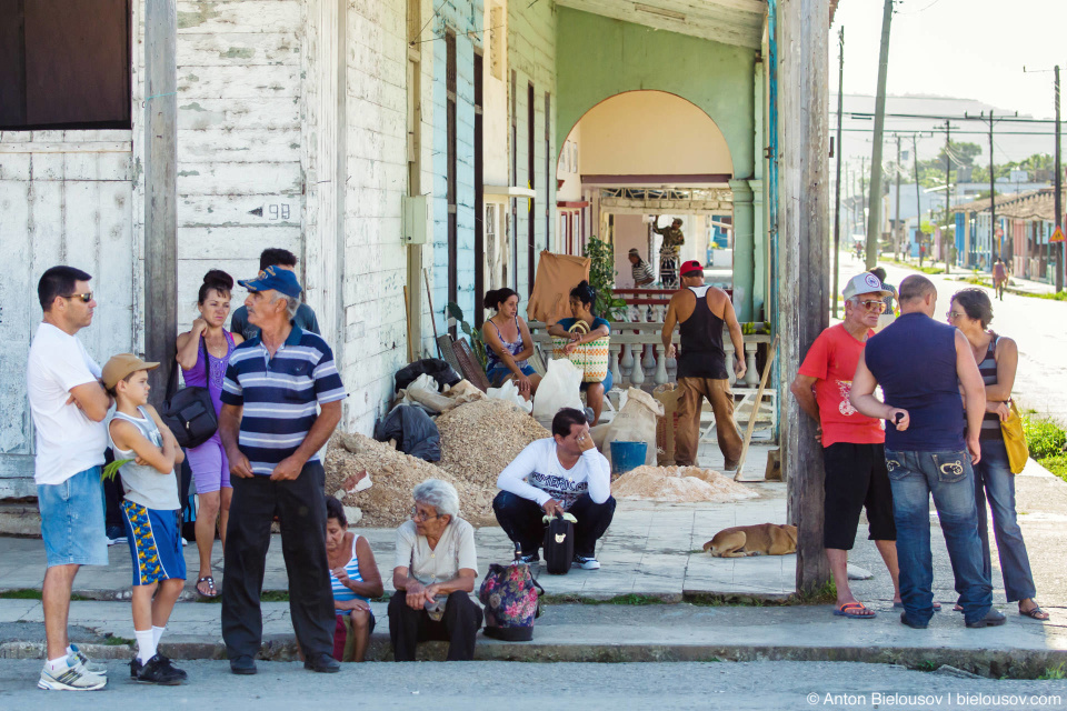 CUBA. Camajuani: И глубочайшие дождевые стоки, в которых живут рыбы. Автобусная остановка: бордюр и сток можно использовать в качетве скамейки.