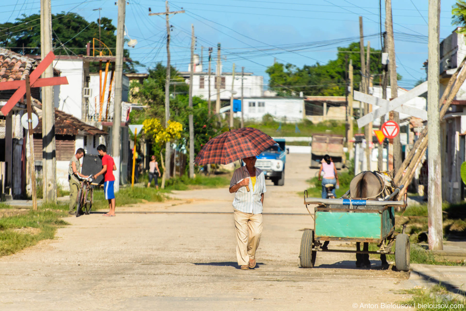 CUBA. Camajuani: Вместо тесных улочек здесь широкие деревенские улицы.