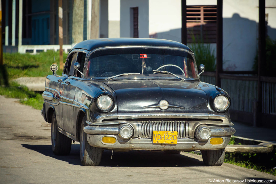 CUBA, Camajuani: vintage Pontiac