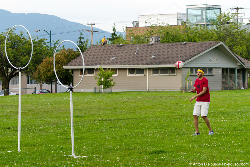 Снитч на крыше в игре в Квиддич (Quidditch)