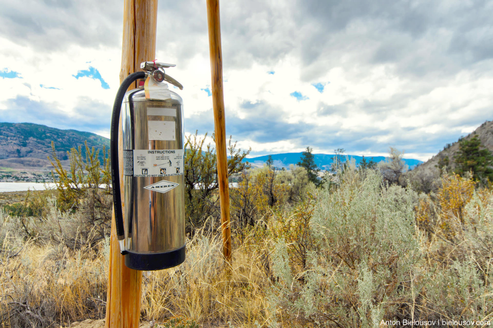 Огнетушитель в пустыне Nk'mip Desert (Osoyoos, BC)