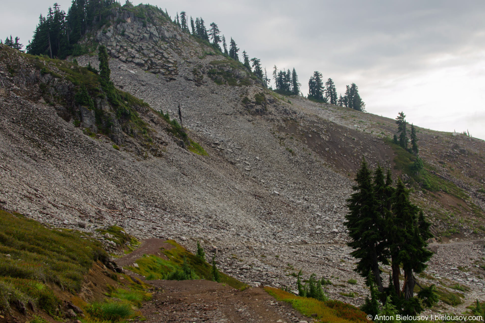 Тропа на Elfin Lakes огибает пик потухшего вулкана — Круглой горы (Round Mountain, 1,646 м). 