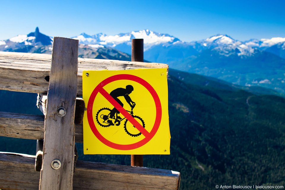 Знак спуск на горных велосипедах запрещен (Whistler, BC)