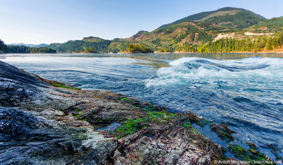 Skookumchuck Narrows — Два раза в день вся вода из залива устремляется в океан вслед за отливом и два раза в день возвращается в залив через это «бутылочное горлышко». За один 3-х метровый прилив через Скукумчак проходит 760 млн. кубометров воды всего за несколько часов.