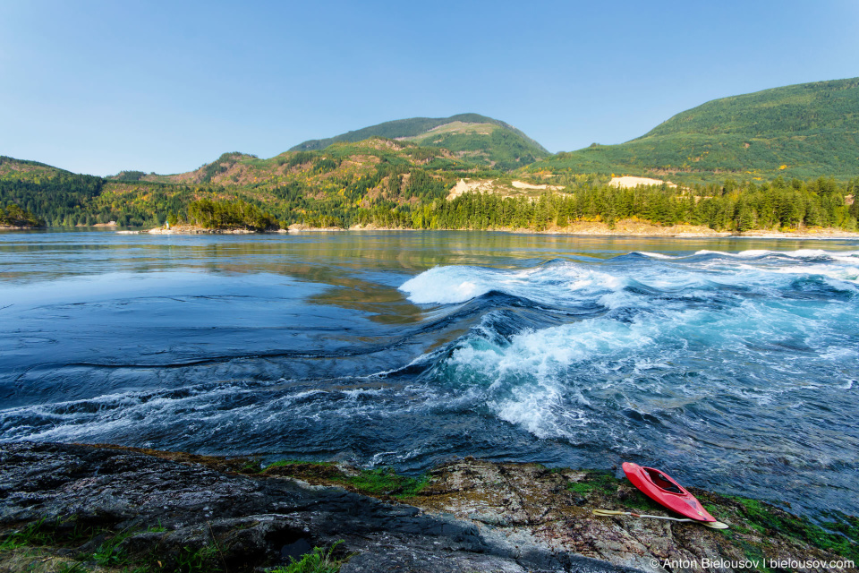 Skookumchuck Narrows — Это трудно передать на фото потому что выглядит как горная река, но представьте себе обычный залив в котором в одном лишь месте неизменно стоит волна, а вокруг пенятся валуны и бурлят водовороты.