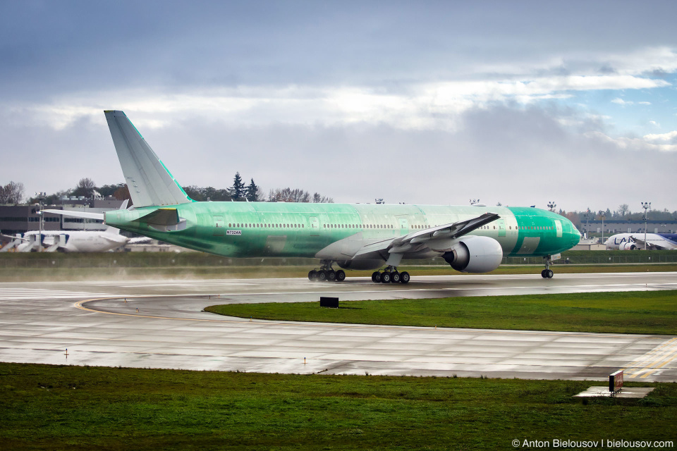 Не покрашенный Boeing-777 на тестовой полосе, проверяет разгон и торможение.