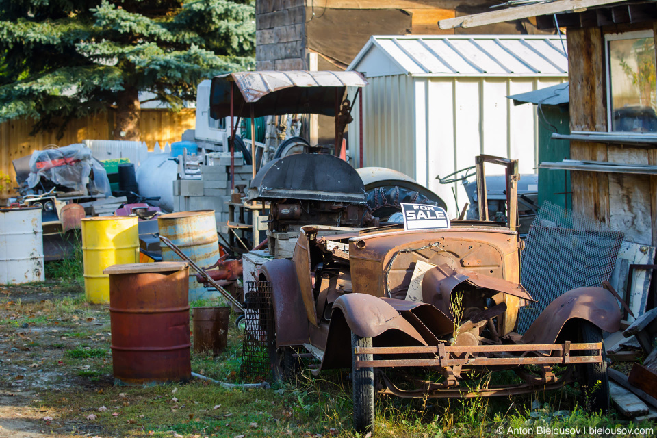 Старый ржавый автомобиль в Coalmont, BC