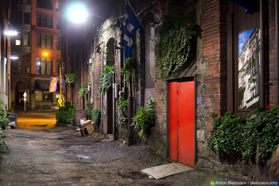 Seattle Underground Tour: red door