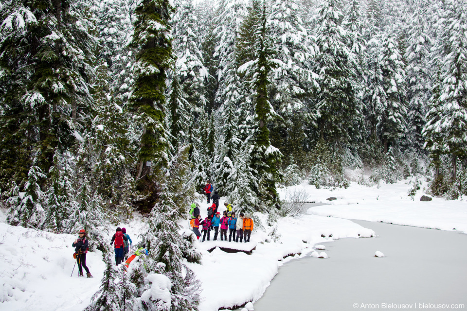 Группа туристов на First Lake (Mount Seymour)