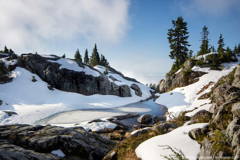 Горное озеро подо льдом на вершине Сеймур (Seymour Mountain)