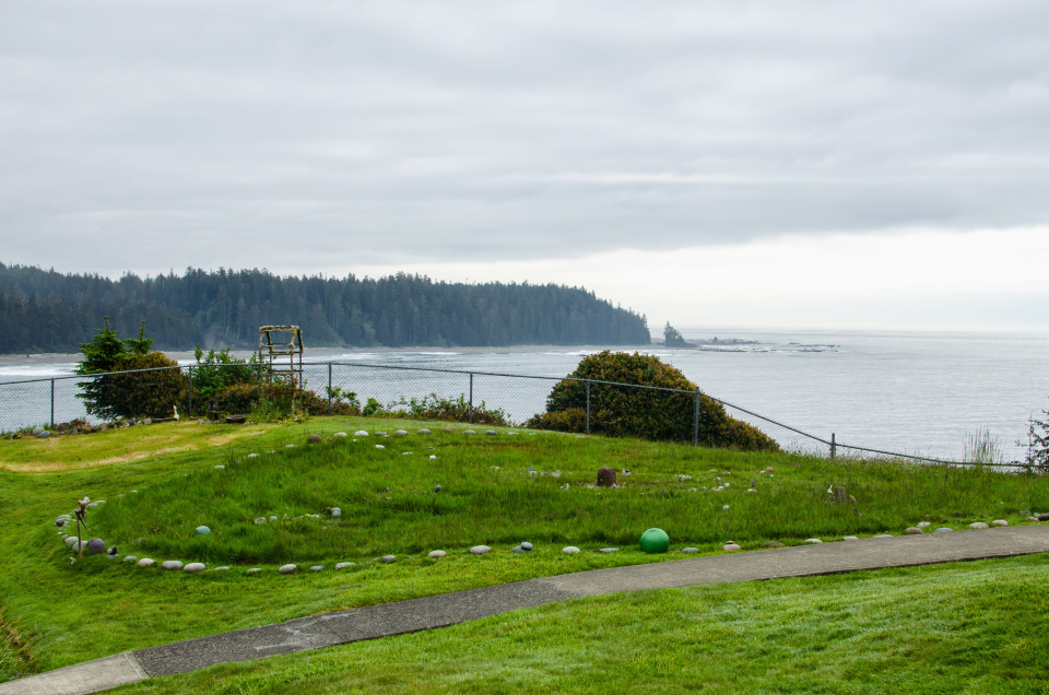 Сад камней смотрителя маяка Carmanah Point Lighthouse