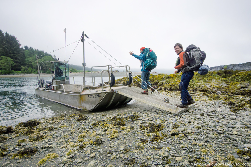 Паром через реку Гордон (Gordon River), West Coast Trailhead