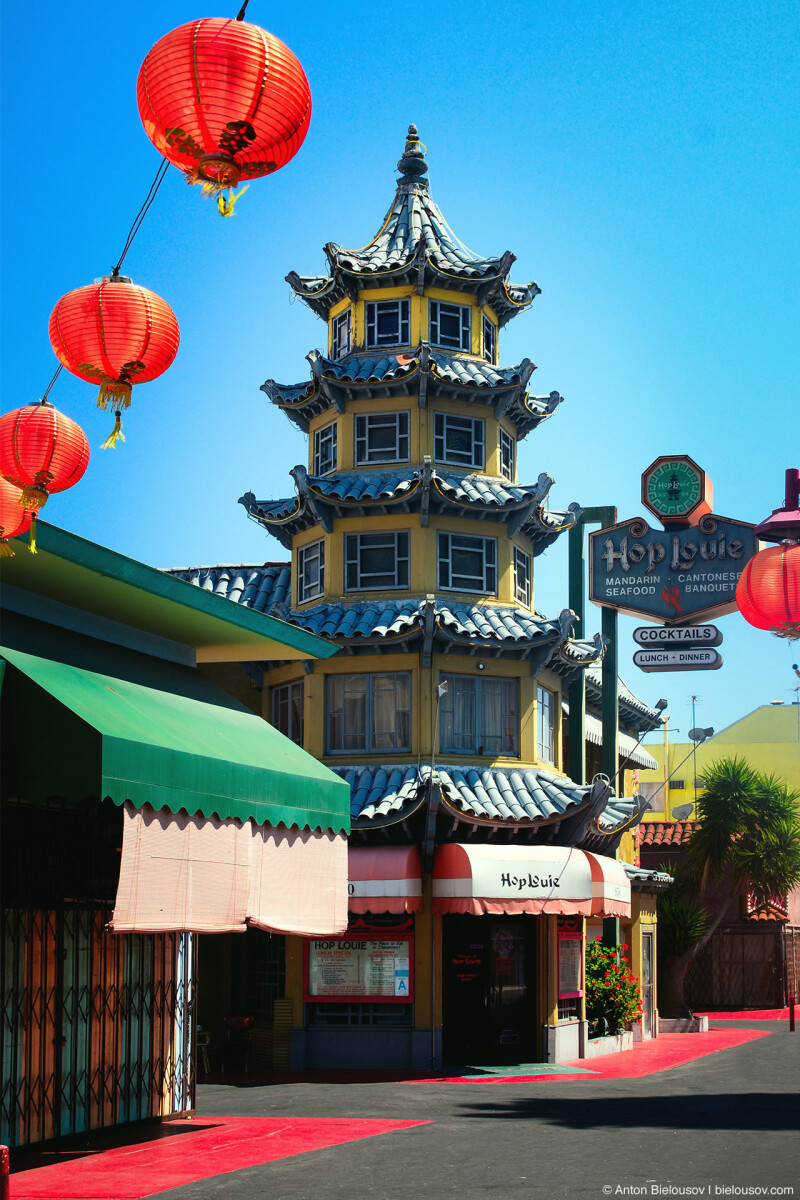 Chinese tower in Chinatown, Los Angeles, CA Сегодня население чайнатауна — 10 тыс. человек. Считается районом пожилых людей с низким доходом, одним словом, далеко не престижным.