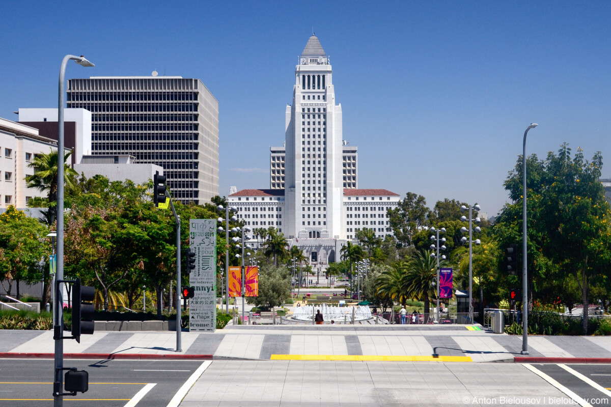 Los Angeles City Hall Вот фаллическое здание городского совета, с другой стороны, совершенно не нуждается в борьбе за каждый метр — при высоте 138 метров это, определенно, самая высокая ратуша что я когда-либо видел. Причем видел неоднократно — на эмблемах полицейских в половине голливудских фильмов.