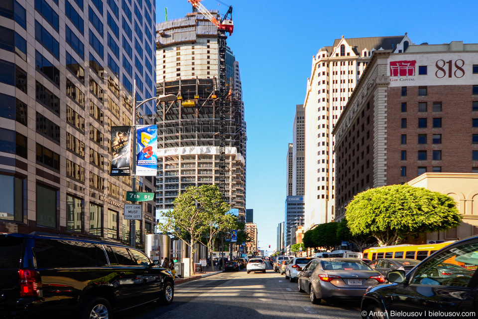 А строящийся Wilshire Grand Tower (335 м) к 2017 году поднимет планку города еще на 25 метров, став самым высоким небоскребом на западном побережье.